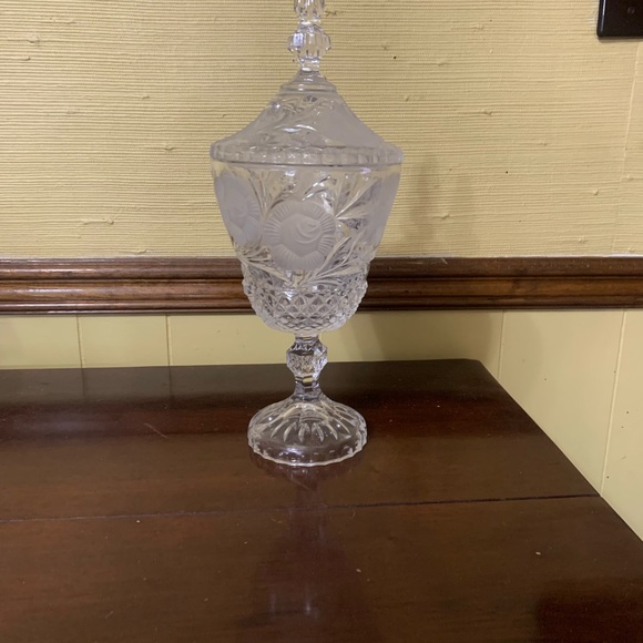 Elegant Crystal Decorative Jar - Picture 2 of 3